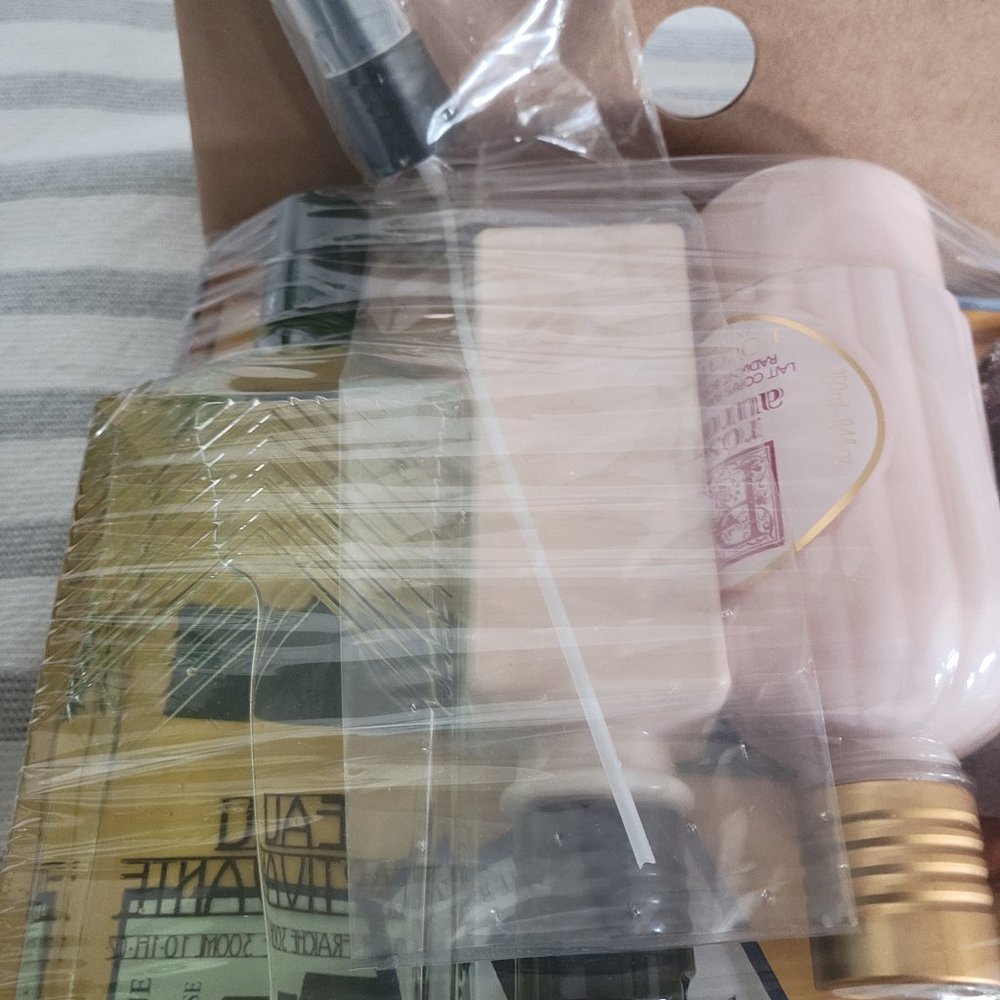 NIB L'Occitane Gift Set - Picture 3 of 5